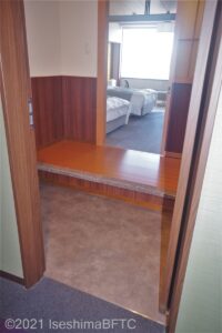 客室入口のようす。開き戸になっている。
