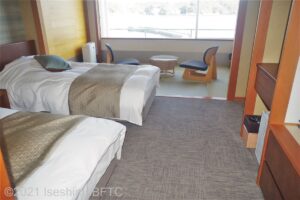 室内のようす。ベッド2台と、窓側に段差無く続く畳スペースがある。