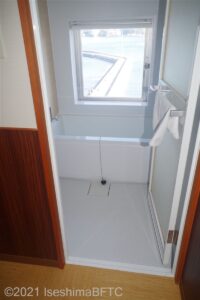 客室の浴室への入り口のようす。ドア下に5㎝の段差あり。