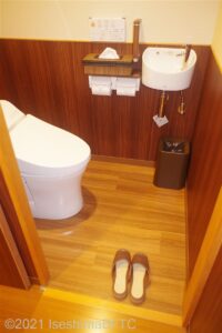 客室のトイレのようす。広さは一般家庭ぐらい。便器に向かって右側の壁には短いたてグリップ手すりあり。