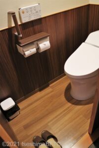 客室のトイレのようす。広さは一般家庭ぐらい。便器に向かって左側の壁には短いたてグリップ手すりあり。