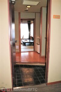 客室入口のようす。開き戸になっている。上がり框には12センチの段差あり。