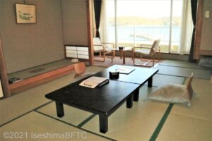 12畳の和室のようす。中央には黒が置かれているている