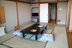 窓側から室内を見たところ。
