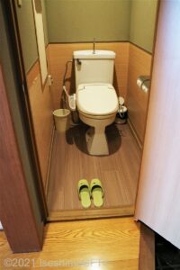 トイレのようす。一般家庭ぐらいの広さ。手すりは付いていない。
