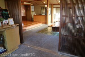 庭園露天風呂の湯上りどころへの入口。左側に庭園露天風呂入口、右側に足湯入口がある。