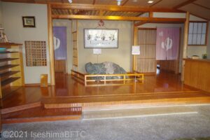 庭園露天風呂への入口。上がりかまち段差　9センチ＋9センチの2段あり