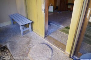湯上り処から足湯への入口。入口幅68センチ。