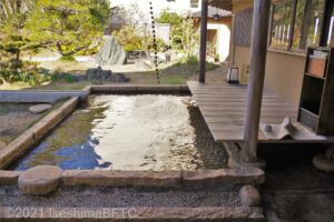 庭園を眺めながら利用できる足湯。ベンチ高さ31センチ。