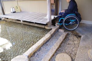 足湯のようす。車いすの人でもベンチに乗り移ることができれば、楽しめる。