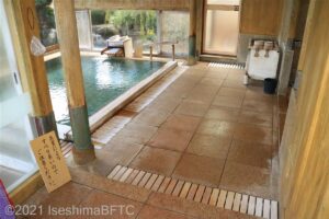 室内浴槽と洗い場のようす。浴槽・洗い場の手前に15センチの段差がある。