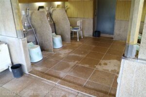 室内洗い場のようす。
洗い場手前に2センチのまたぎ段差あり。