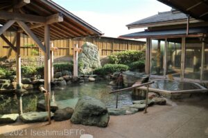 庭園露天風呂のようす。岩風呂と、六角形の浴槽がある。