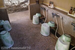 露天の洗い場。露天風呂のある大浴場で、外にも洗い場があるのは珍し。