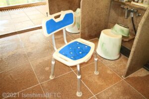 常設のシャワーチェア。背もたれ付き、ひじ掛けなし。