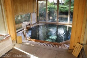 室内浴槽。埋め込み型で、床から浴槽縁までの高さは2センチ。中段あり。