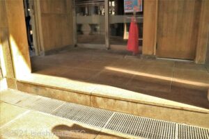 浴槽の手前に14センチ段差あり。写真は浴槽側から見たようす。
