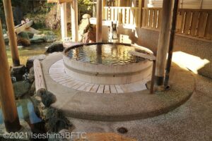 露天風呂にある円形の浴槽のようす。