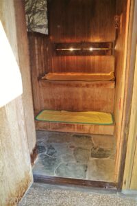 吉野ヒノキを使用したサウナのようす。