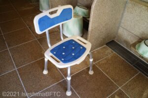 常設のシャワーチェア。背もたれ付き、ひじ掛けなし。