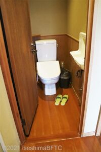 脱衣所にある洋式トイレのようす。