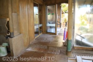 浴槽・洗い場手前の段差を浴槽・洗い場側から見たところ。
