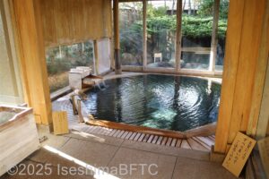 室内浴槽。八角形で、浴槽縁には木が使われている