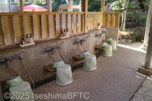 露天風呂の洗い場。5つ並んでいる。