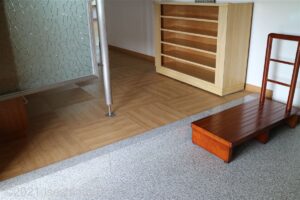 脱衣所への上がりかまち段差16センチ。高さ15センチの手すり付き踏み台あり。