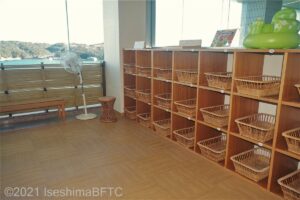 ロッカーは扉なし。
幼児用バスチェアあり。