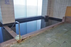 床から浴槽縁までの高さ10センチ。中段あり。浴槽出入り用手すりあり。