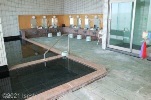 浴槽のようす。浴槽は埋め込み式で、入るための手すりが付いている。