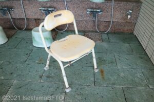 背もたれ付きシャワーチェアは洗い場に常設。