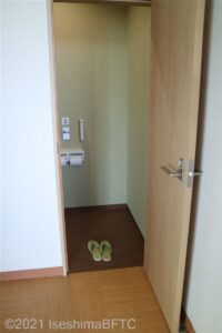 脱衣所にある洋式トイレのようす。入口幅56センチ、片開きドア。ドア下段差なし。
