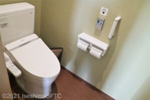 脱衣所のトイレには短いたて縦グリッピの手すりあり。