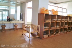 脱衣所にはベビーベッド、幼児用バスチェアあり。