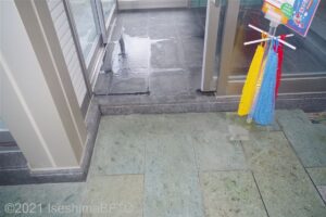 引戸下の段差を浴室側から見たところ。段差10センチ