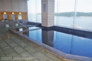 浴槽の奥は全面ガラスで、海を見ながら入浴できる。