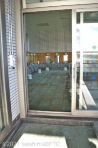 洗い場から直接露天風呂に出る入口を、露天風呂側から見たところ。入口幅84センチ。高さ20センチの段をまたぎ越える。