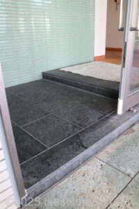 浴室入口と入口段差を浴室側から見たところ