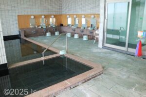 浴室内を窓側から見たところ
