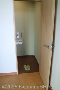 脱衣所の洋式トイレ入口