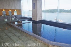 浴槽奥のガラスの向こうに海が見えているようす