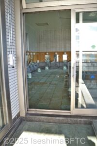 洗い場から接露天風呂に出る入口を、露天風呂側から見たところ