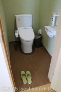 脱衣所の洋式トイレ
