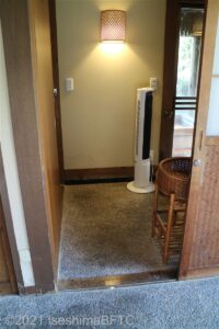 1階貸切露天風呂「海」。入口幅75センチ、片引戸。引戸下段差なし。