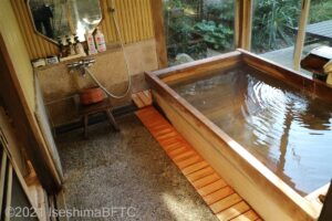 貸切露天風呂「海」。浴槽はひのき。