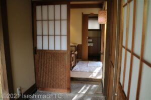 貸切露天風呂「花」。入口幅70センチ、引戸。引戸下段差なし。