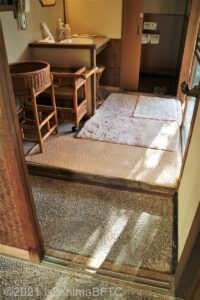 貸切露天風呂「花」脱衣所への上がりかまち段差9センチ。