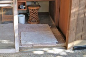 脱衣所から浴室までの段差。引戸下の段差を浴室側から見たところ。
